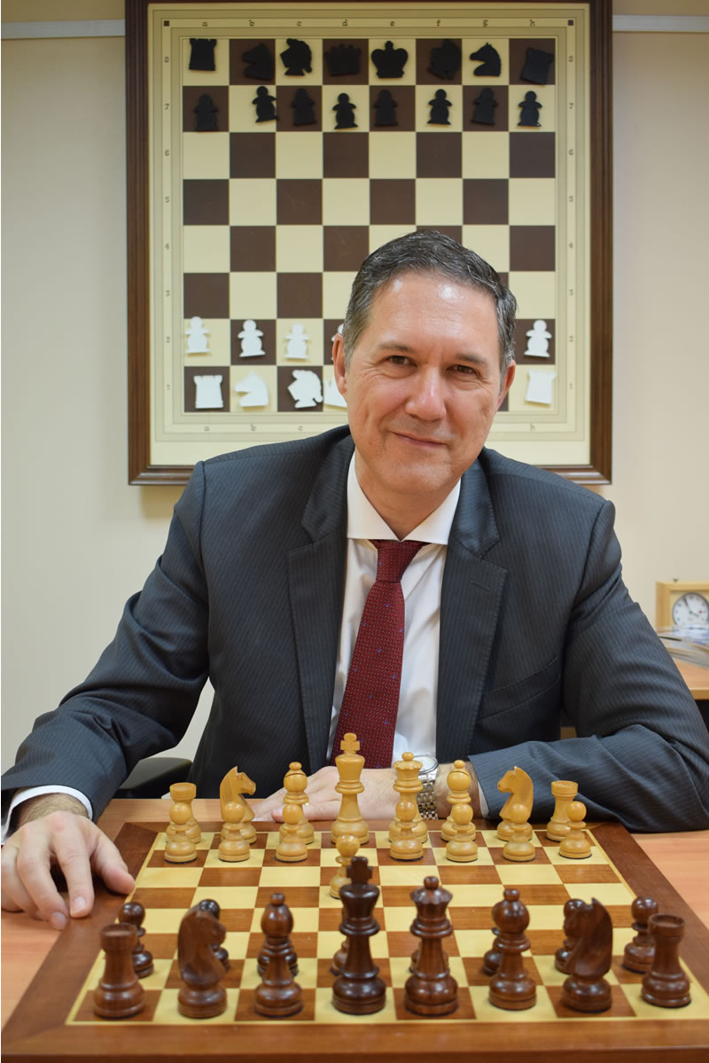 Miguel Illescas ante un tablero de ajedrez