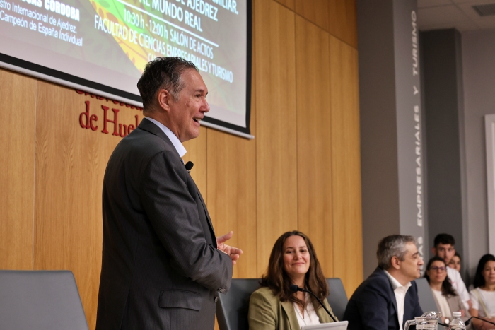 Miguel Illescas durante la conferencia en la Facultad de la Merced